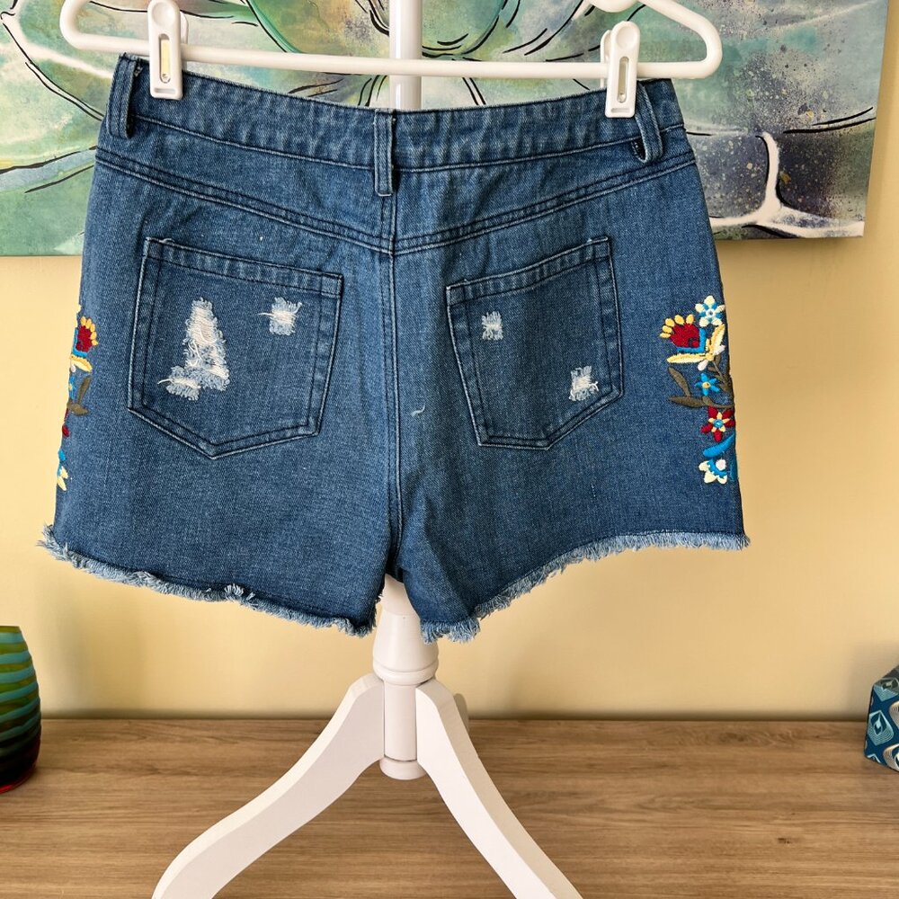 Very J Jean Denim Embroidered Flower Cut Off Shorts - Picture 3 of 3